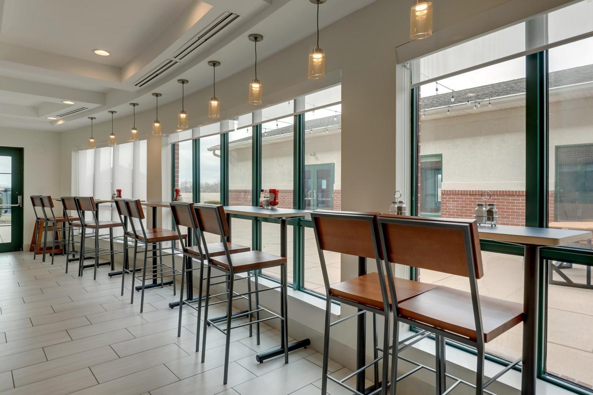 Express & Bryan-montpelier By Ihg Hotel Holiday City