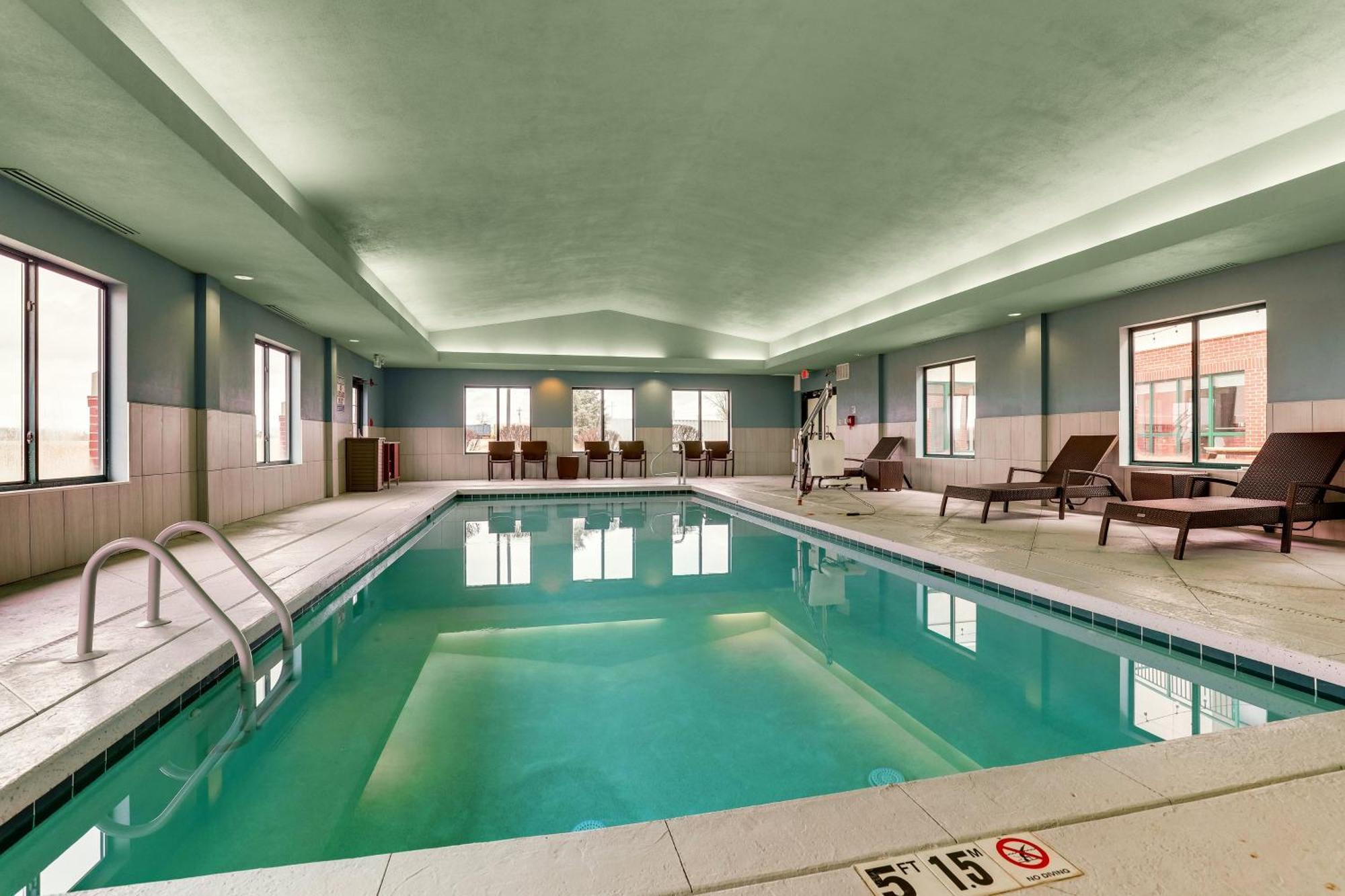 Express & Bryan-montpelier By Ihg Hotel Holiday City