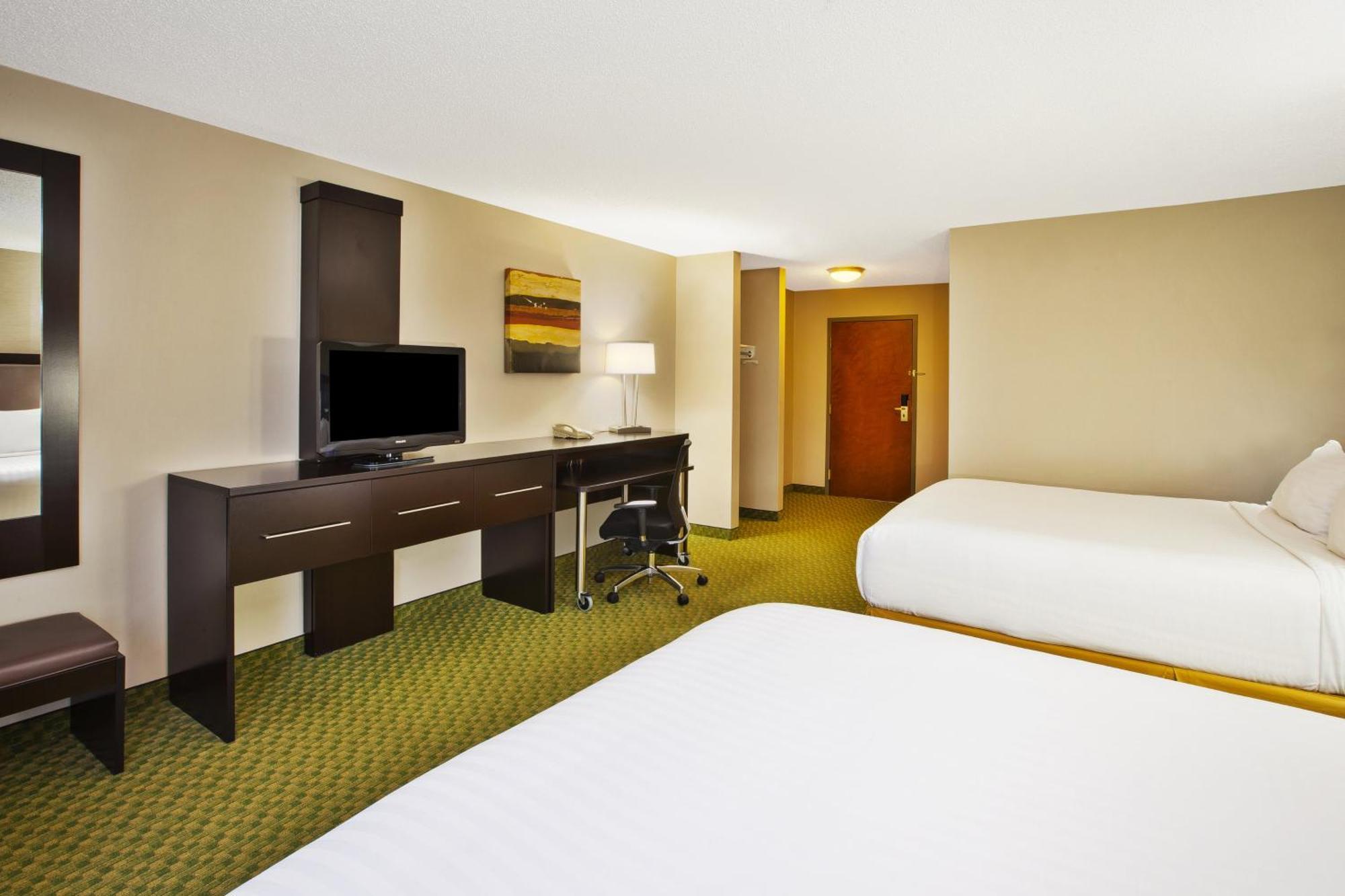 Express & Bryan-montpelier By Ihg Hotel Holiday City